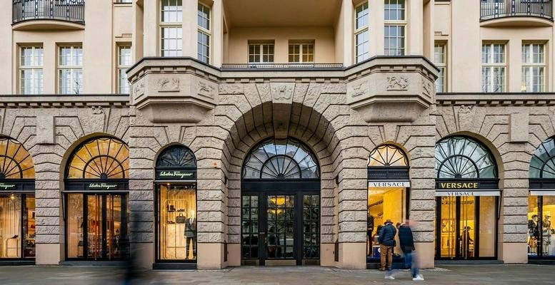Grand stone facade and arched entrance of Kurfürstendamm 194 building.