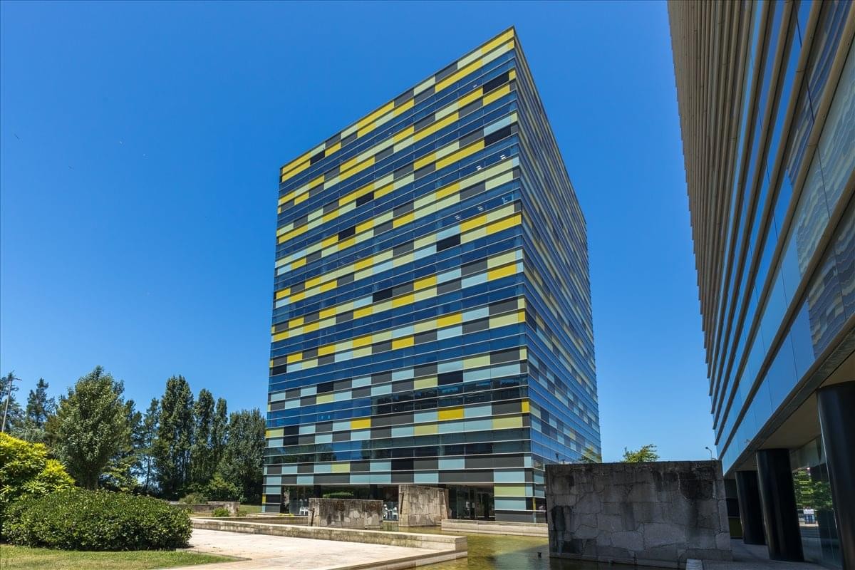 Exterior view of the modern, multi-colored glass facade at Lake Towers, Edifício D.