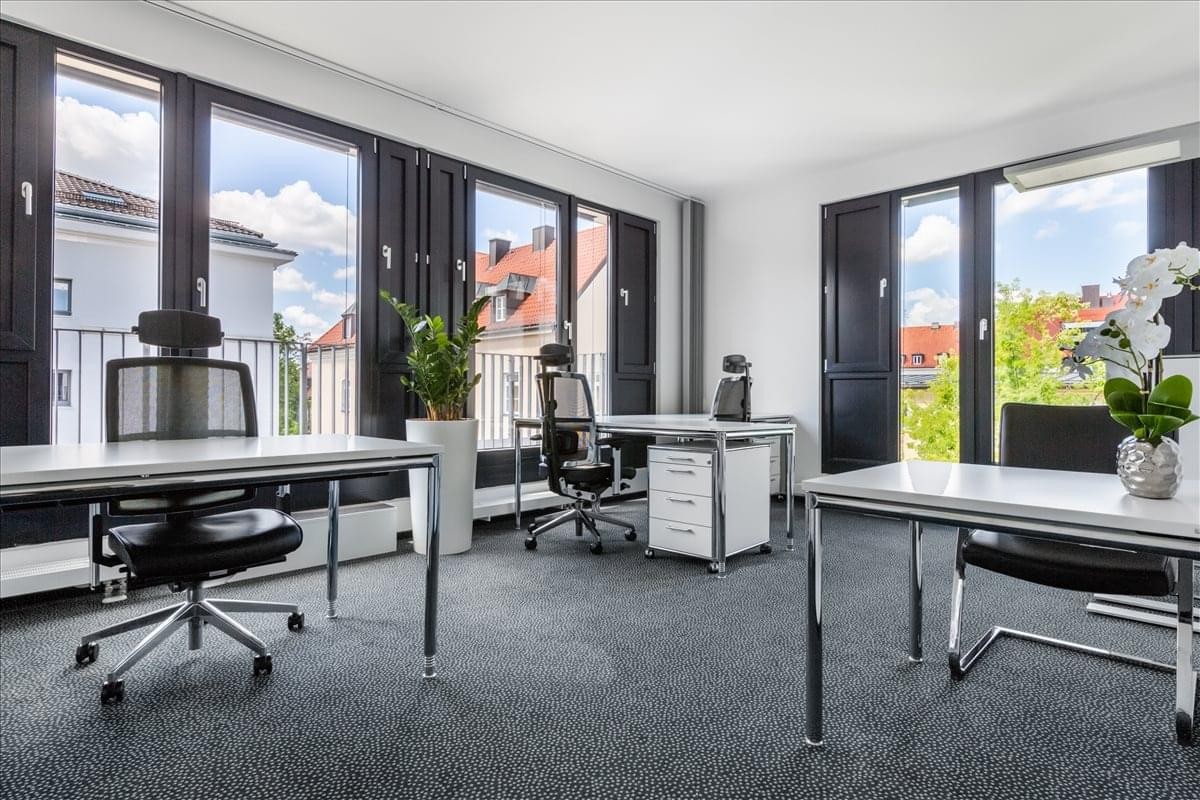 Spacious three-person office with large windows at Leopoldstraße 23/3.