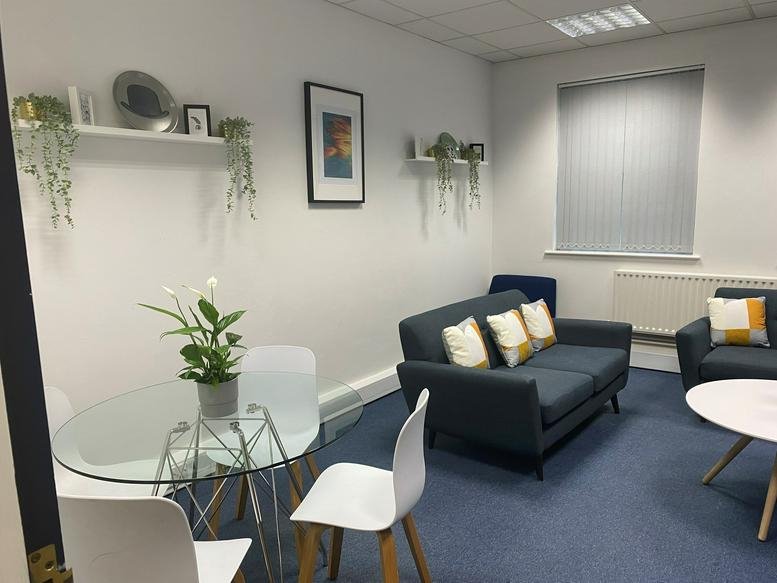 Bright breakout lounge at Linkhouse 140, The Broadway, Kingston, Surrey with a sofa, glass table, and plants.