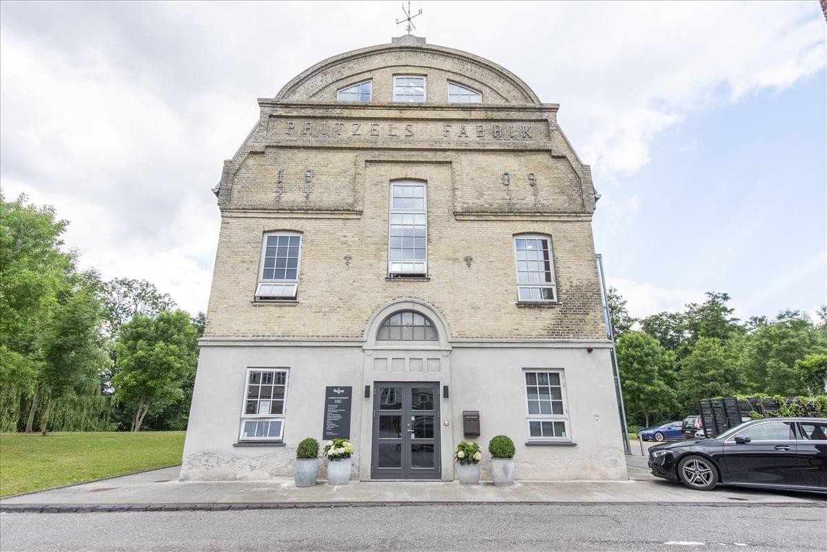 Exterior view of the historic brick building at Lyngby Hovedgade 10.