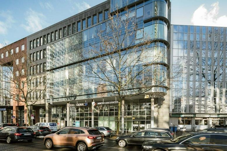 Exterior view of the modern glass-facade building at Mainzer Landstrasse 69.
