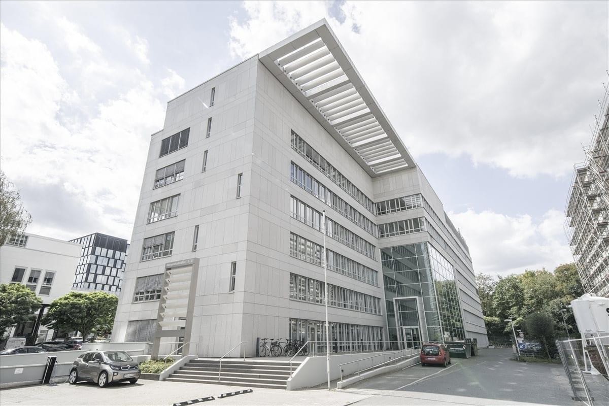Exterior view of the contemporary Eschborn Business Park, 2nd Floor, Mergenthaler Allee 15-21 building.