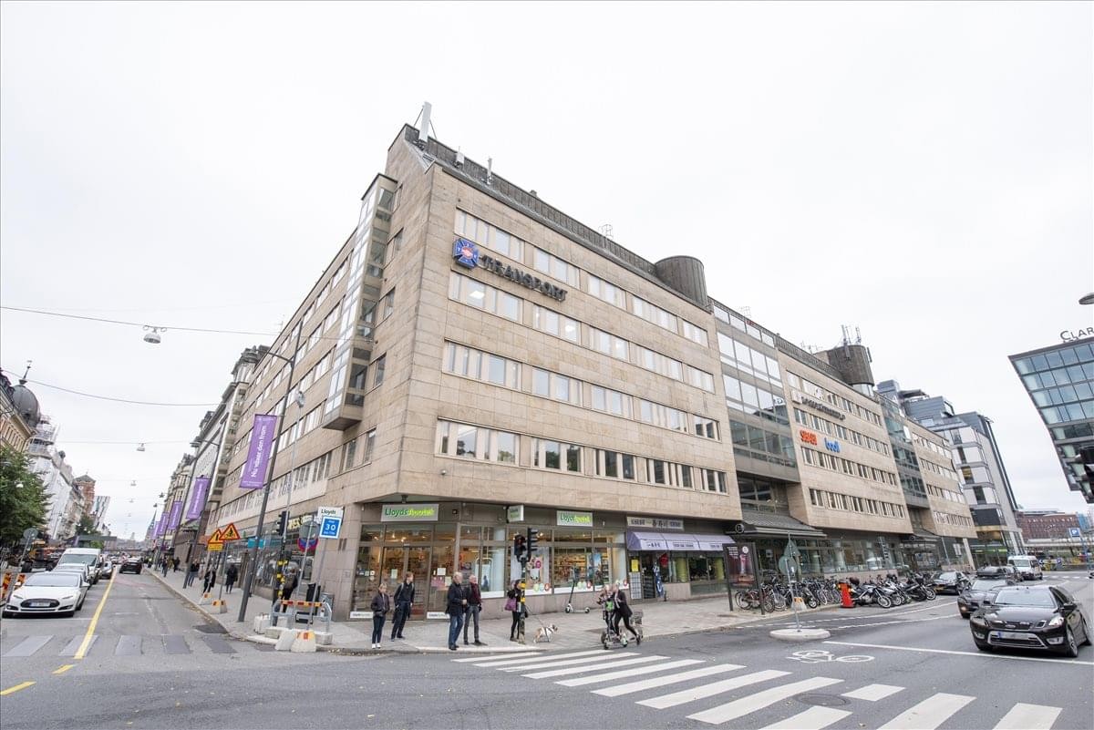 Exterior view of the multi-story stone building at Olof Palmesgata 29.