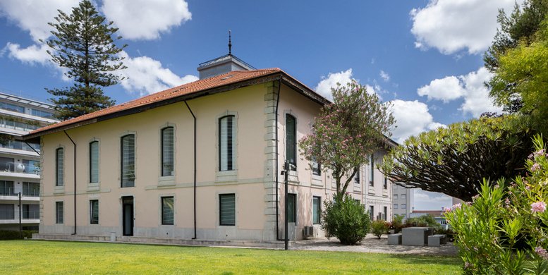 Exterior view of the peach-toned Palácio Rosa, Rua Seara Nova 5 building and garden.