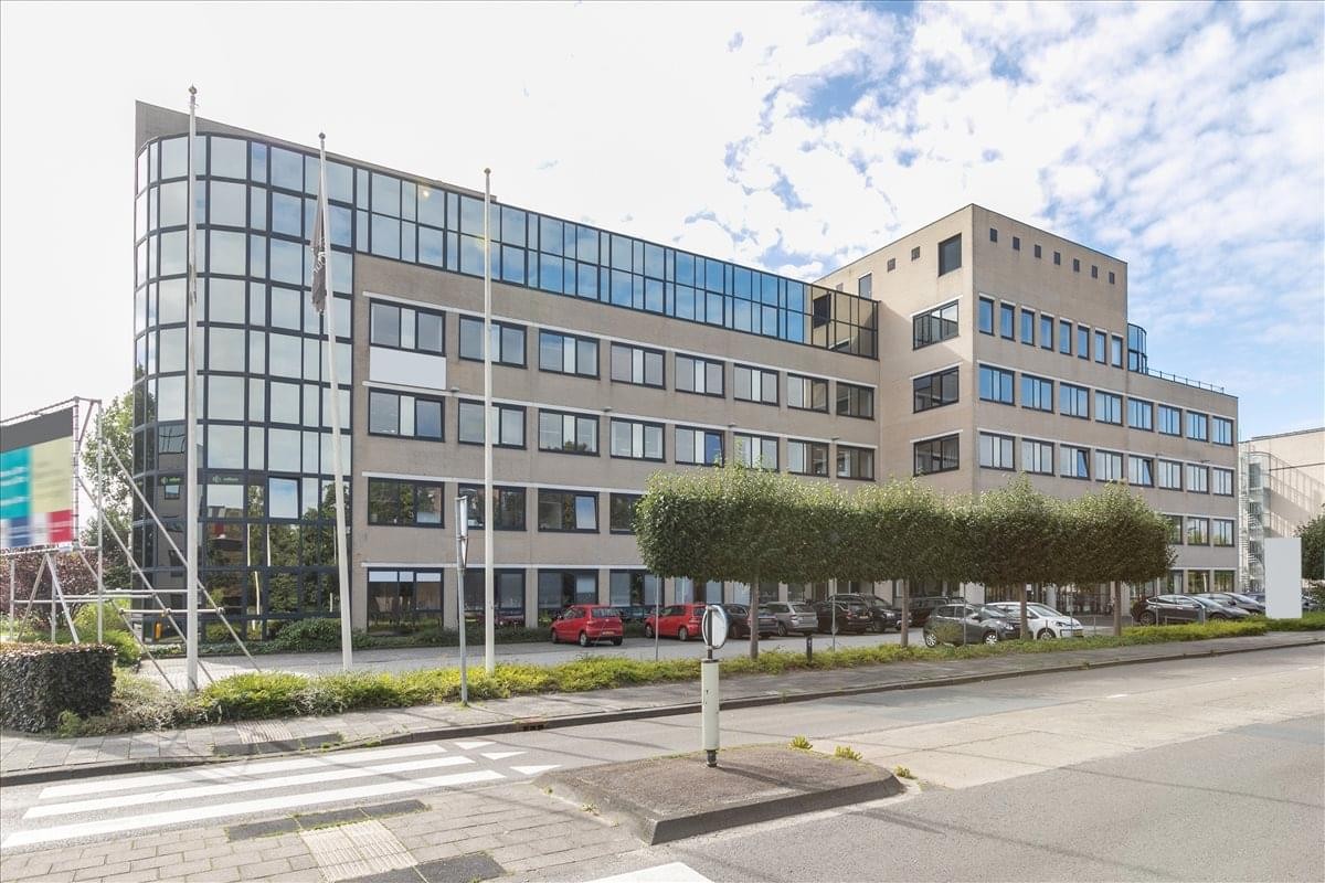 Exterior view of the multi-story office building at Paterswoldeweg 806, Groniningen Martini.