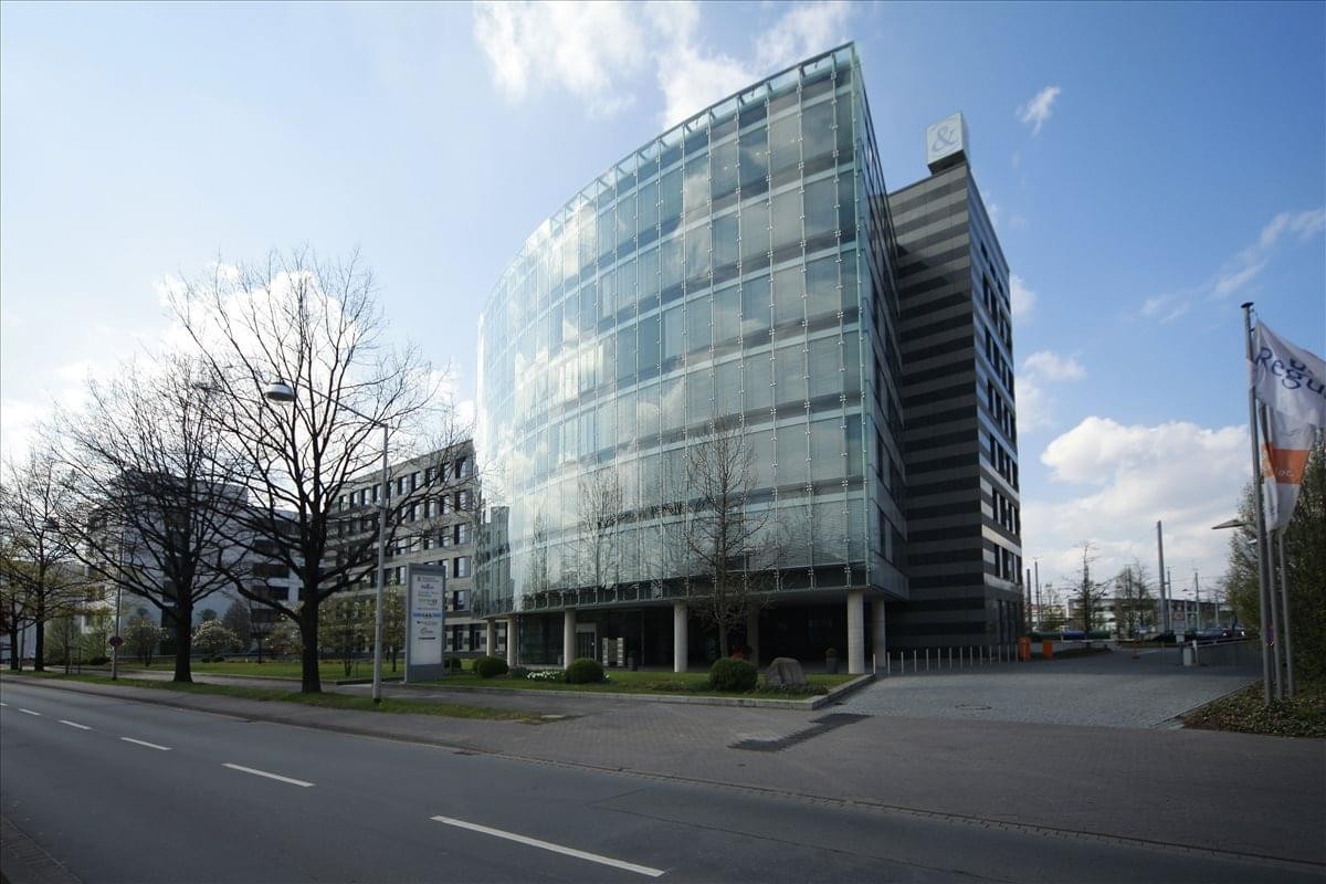 Exterior view of the curved glass-facade Podbielskistr. 333 building.