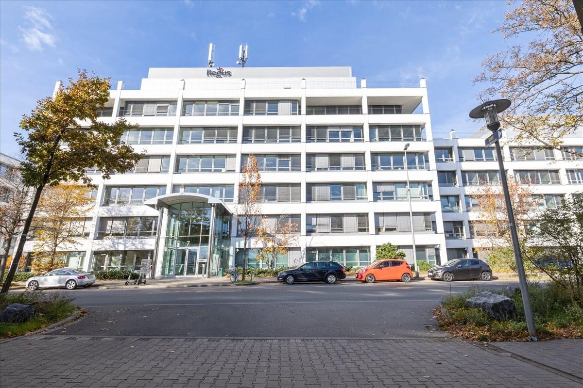 Exterior view of the white facade and entrance of Prinzenallee 7, Prinzenpark.