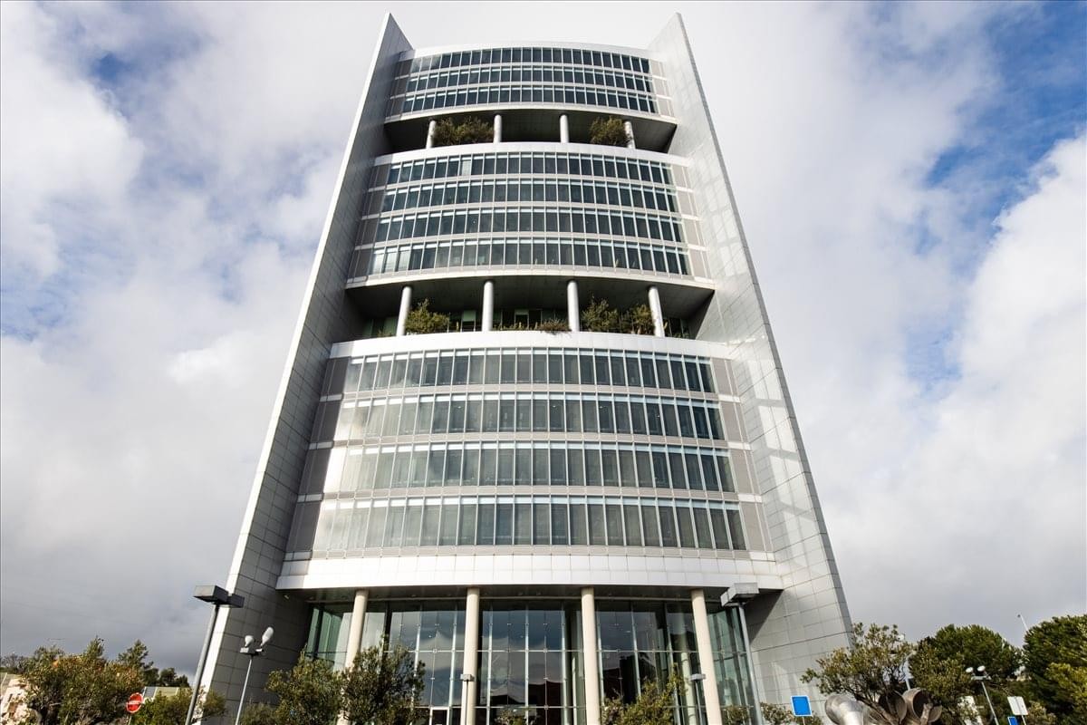 Exterior view of the glass-facade tower at 7th Floor, Rua Afonso Praça, 30.