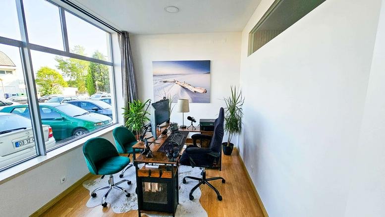 Spacious private office at Rua Luís de Camões 55 C, R/C, City Centre, Alcobaça with large windows and park views.