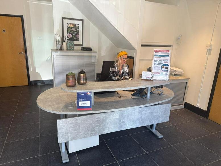 Sanderum Centre, 30A Upper High Street, Thame, Oxfordshire reception area with a modern stone-finish desk.