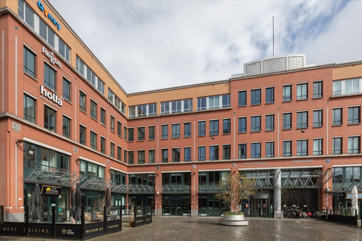 Exterior view of the red brick building at Stationsplein 91-105.