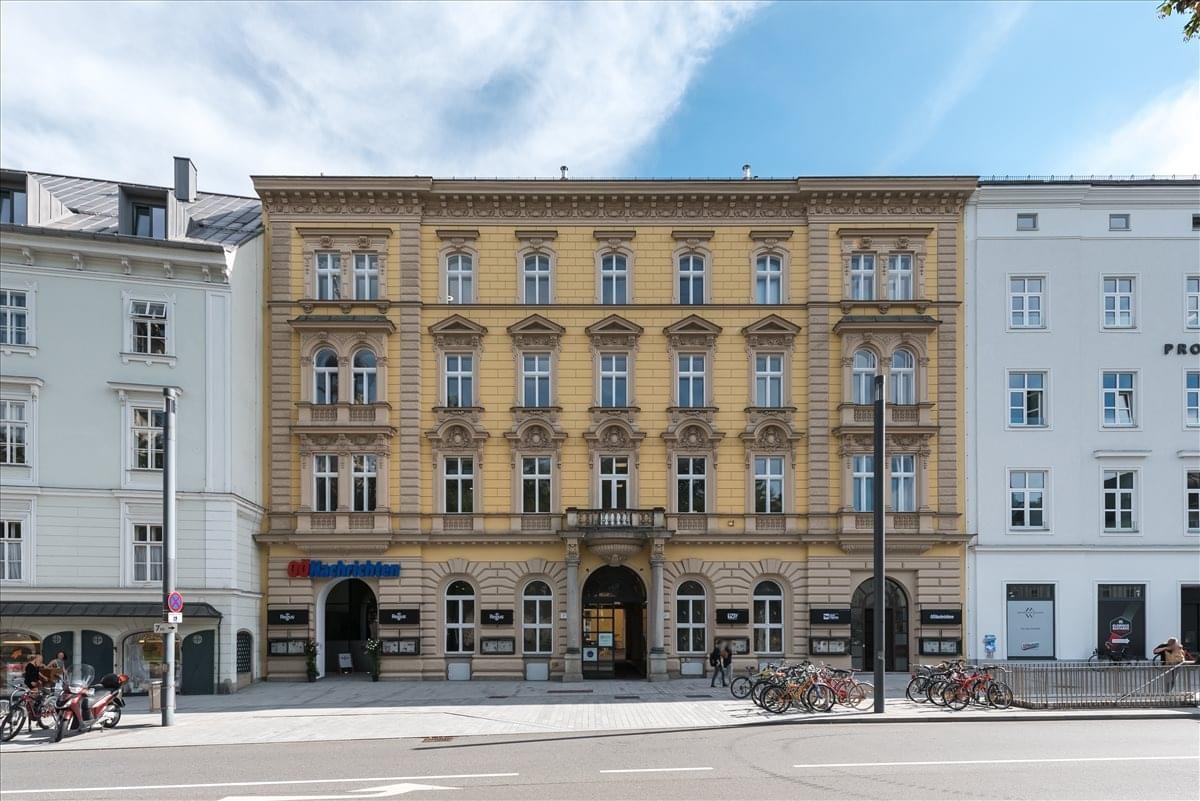 Exterior view of the historic ornate building facade at Steingasse 6a, Linz.