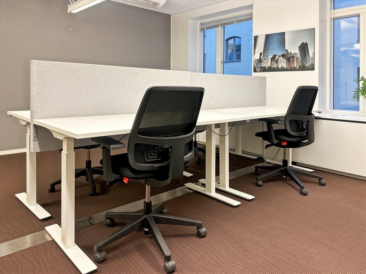 Modern open-plan workspace at Östermalmstorg, Krejaren 2, Ostermalmstorg 1 with height-adjustable desks.