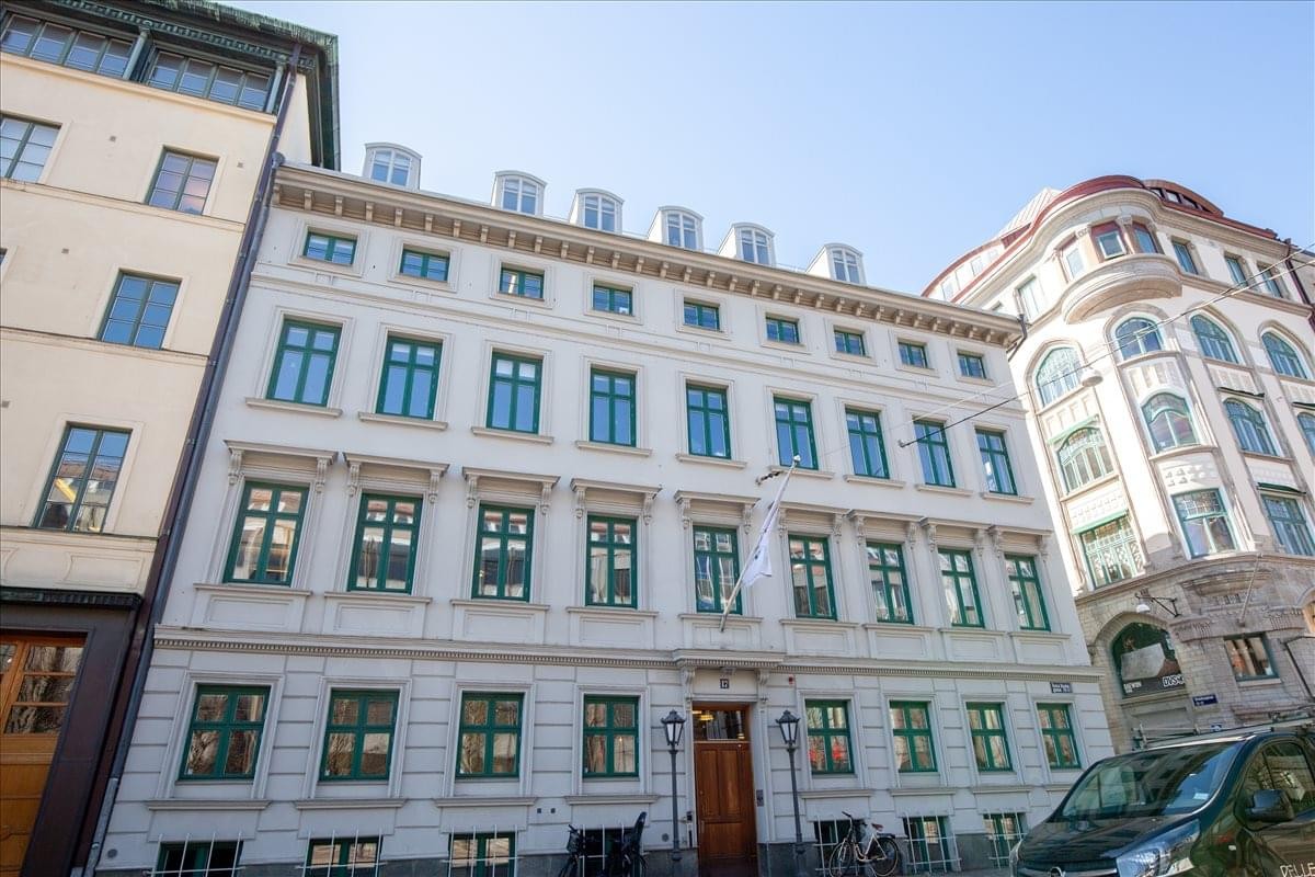 Exterior view of the classic stone facade at Östra Hamngatan 17.
