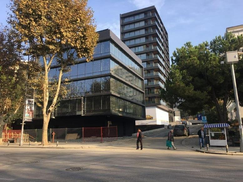 Exterior view of the modern glass-facade building at Suadiye Mahallesi, Bağdat Cd, No: 399 D: Blok: B Daire: 1.