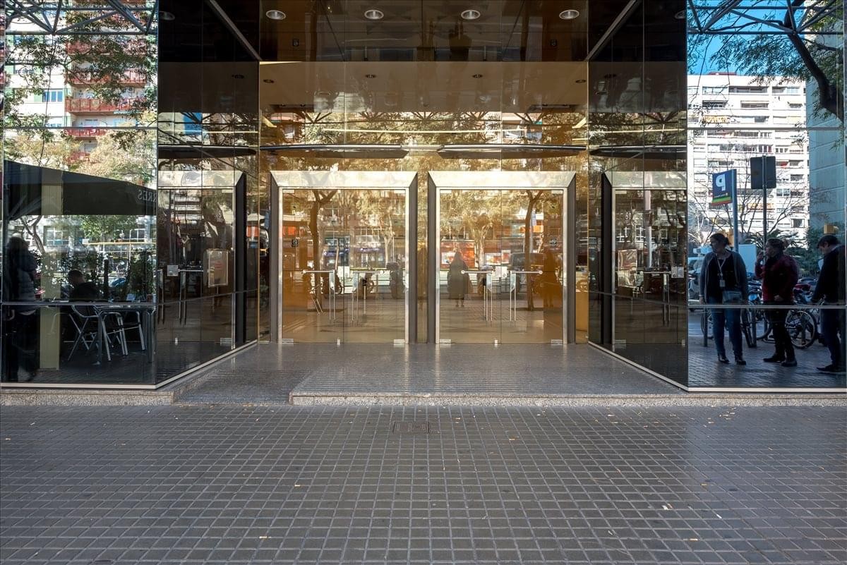 Ground level exterior and glass entrance of the Torre NN building.