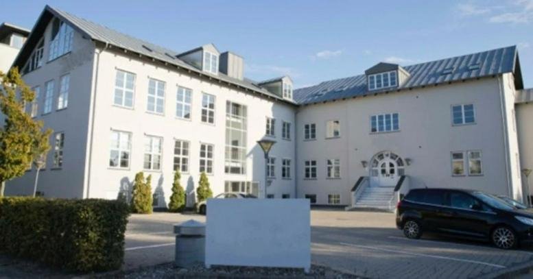 Exterior view of the white facade and entrance of Tuborgvej 5, Hellerup.