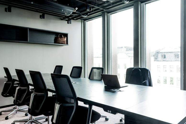 Bright, professional boardroom at Västra Järnvägsgatan 3 with large windows and city views.
