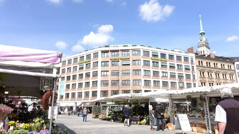 Exterior view of the classic multi-story Kustermann House building at Viktualienmarkt 8.