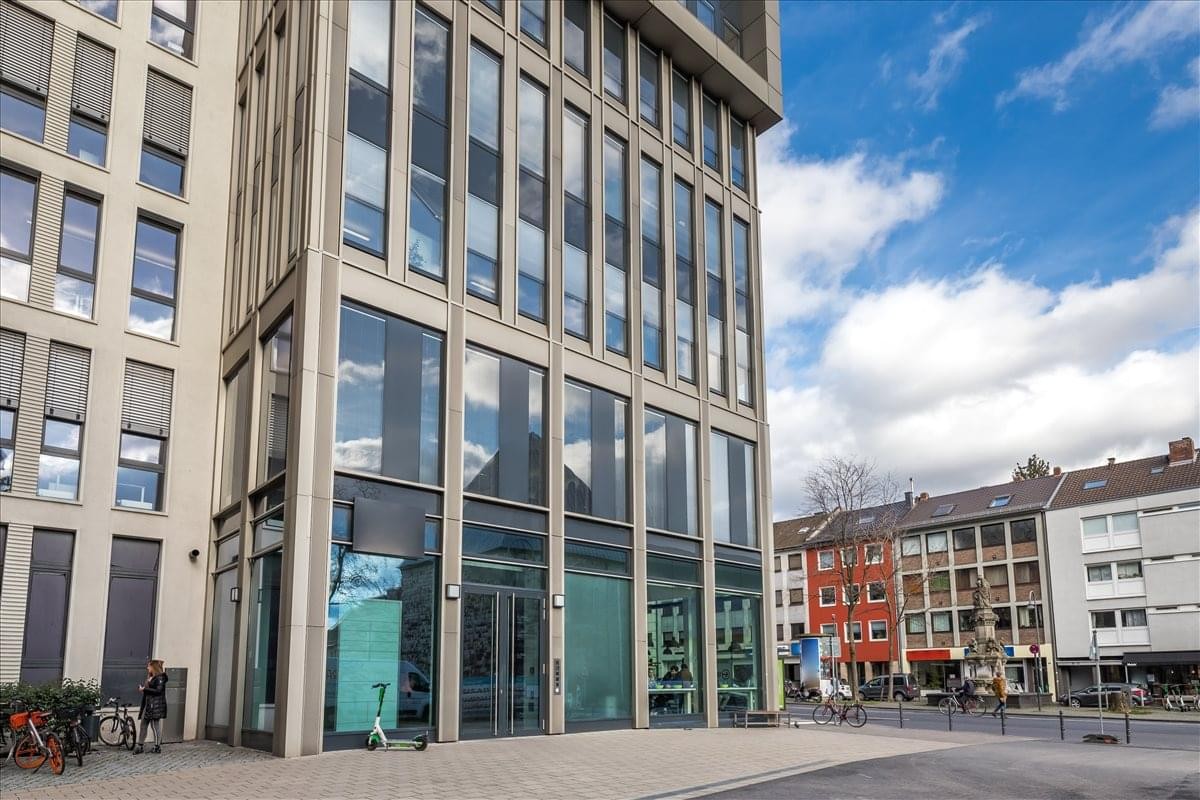 Exterior facade of the modern office building at Waidmarkt 11.