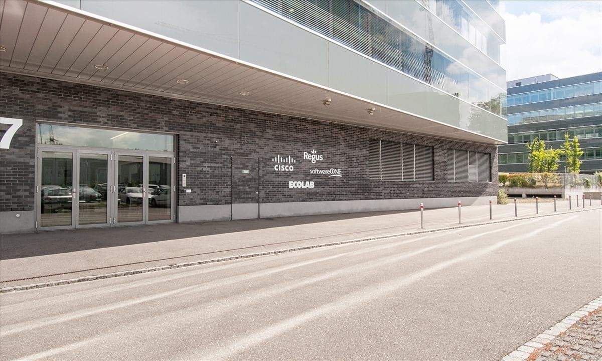 Exterior entrance of the Wallisellen Business Park, Richtistrasse 7 with stone facade.