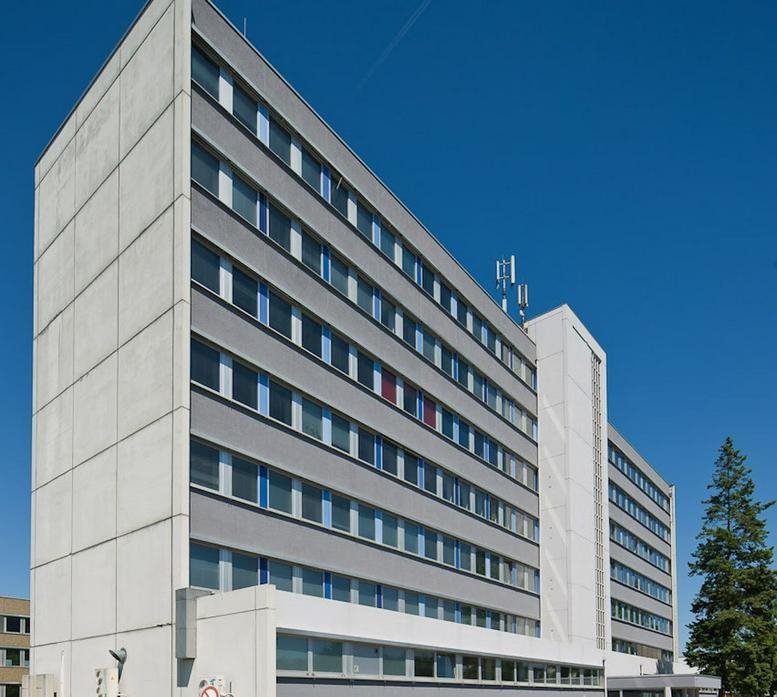 Exterior view of the multi-story office building at Werner-von-Siemens-Straße 2.
