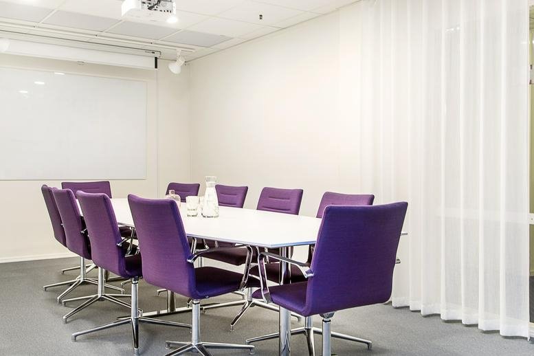Spacious meeting room at World Trade Center, Klarabergsviadukten 70, with purple chairs.