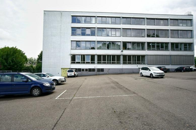 Exterior view of the office building at Osterholzallee 140/144, Ludwigsburg, Stuttgart with a large parking lot.