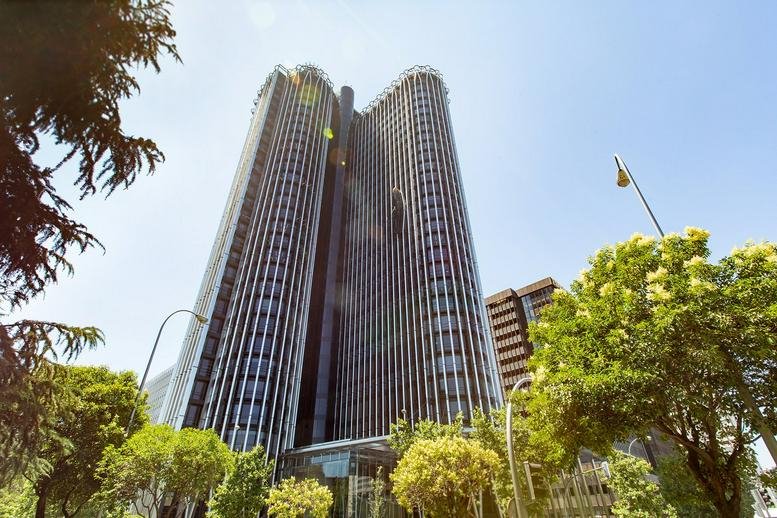 Exterior view of the curved glass facade at Paseo de la Castellana, 95, plantas 28 y 29.