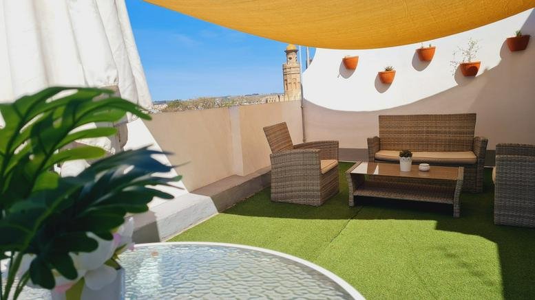 Sunny rooftop terrace at Paseo de las Delicias 3, 3ª y 5ª planta with outdoor lounge furniture and artificial turf.