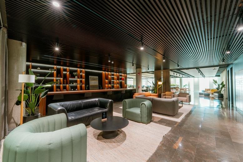 Elegant lounge area at Paseo de Ruzafa 20, Planta 2, Valencia featuring leather sofas and velvet armchairs.