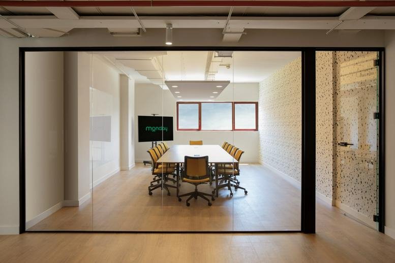 Spacious meeting room at Paseo Imperial 14 with a long table and large screen.