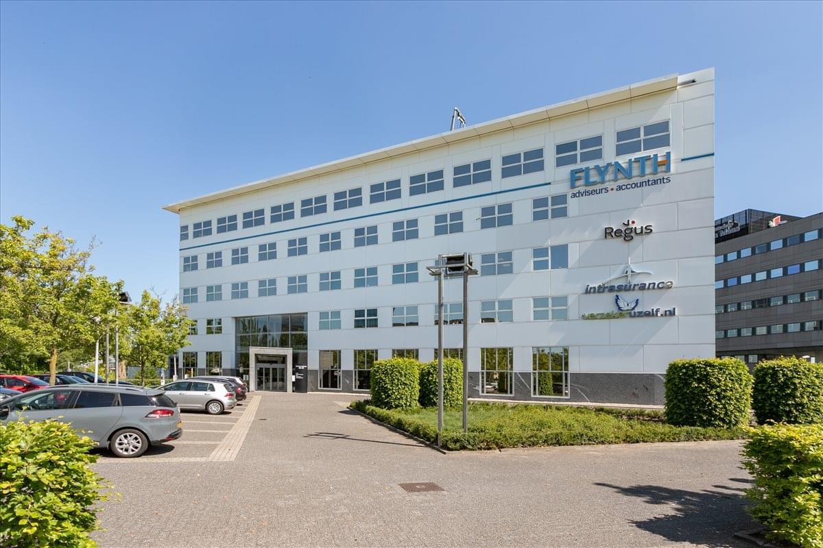 Exterior view of the white facade and entrance of Pettelaarpark 84, Hertogenbosch.