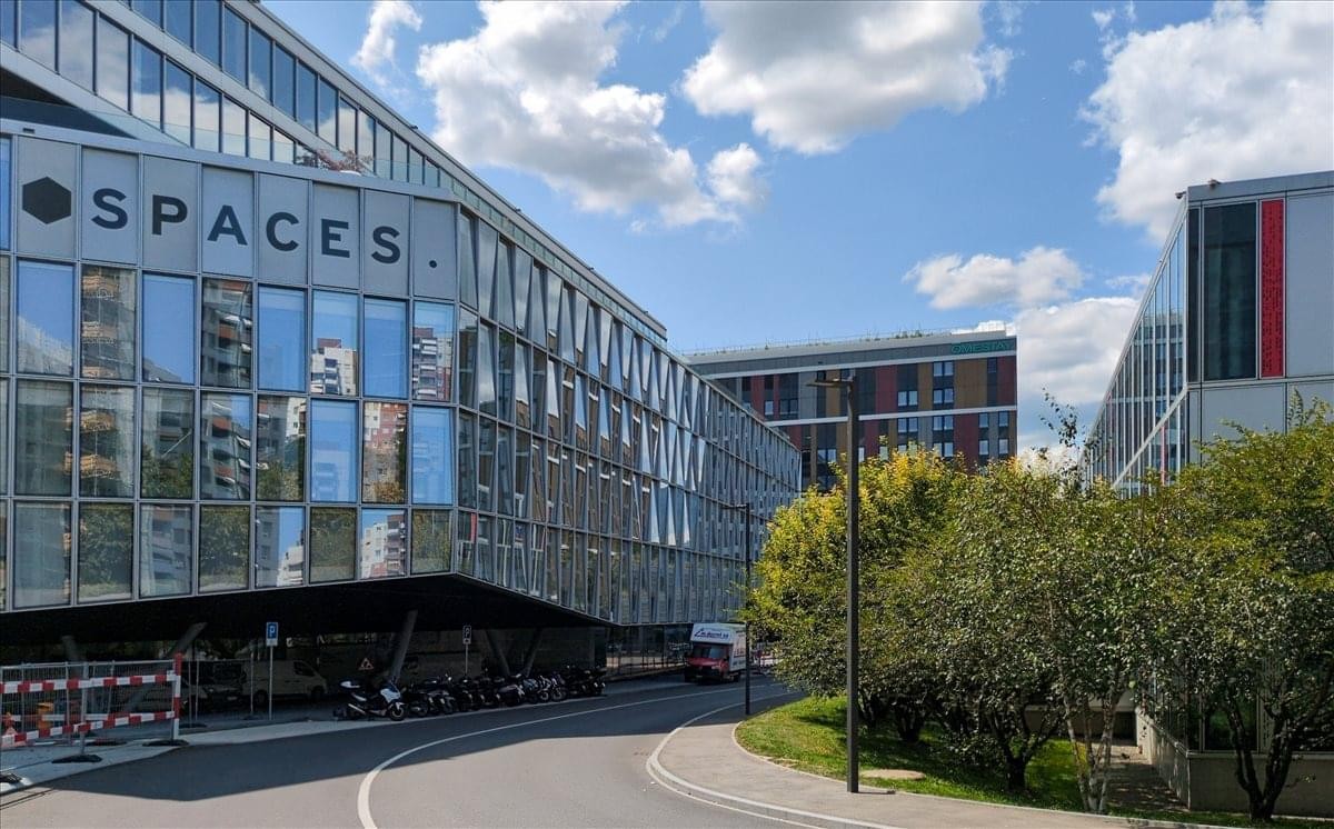 Exterior facade of the glass building at Place Casa-Bamba 1-3, Quartier de l’Étang.