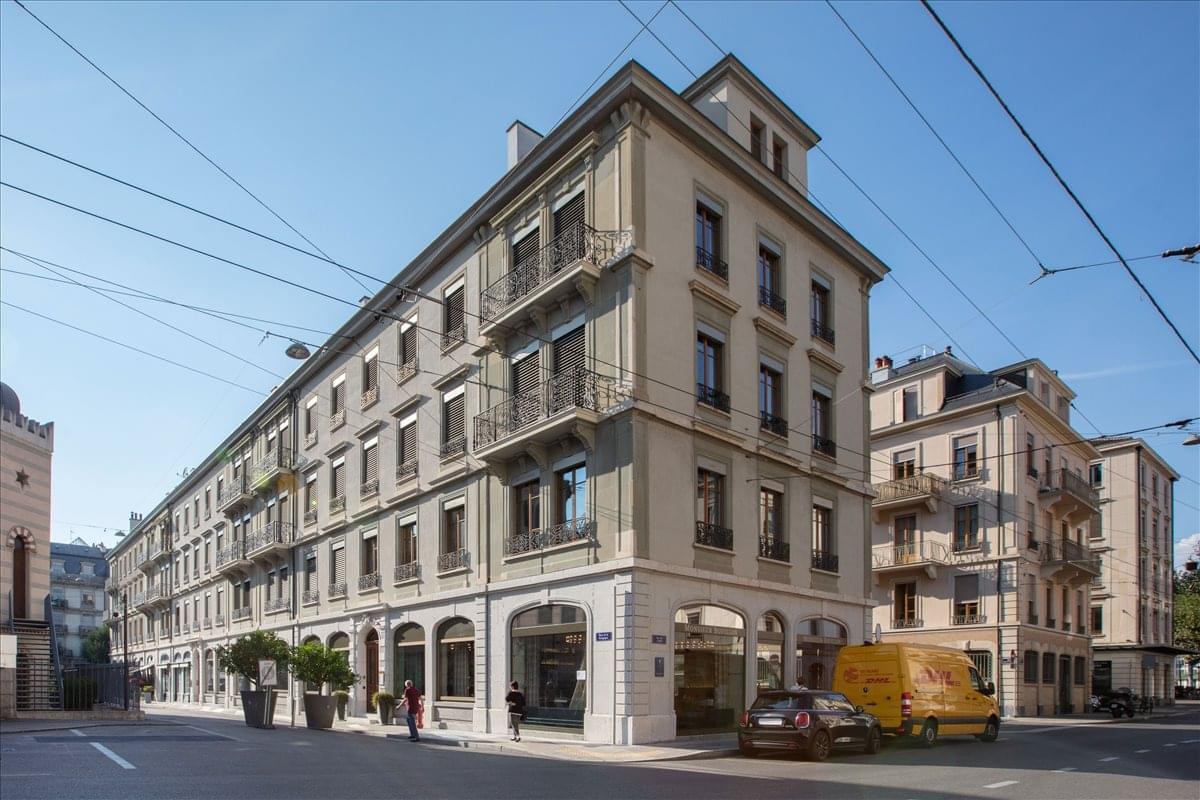Exterior view of the classic stone facade at Place de la Synagogue 5.