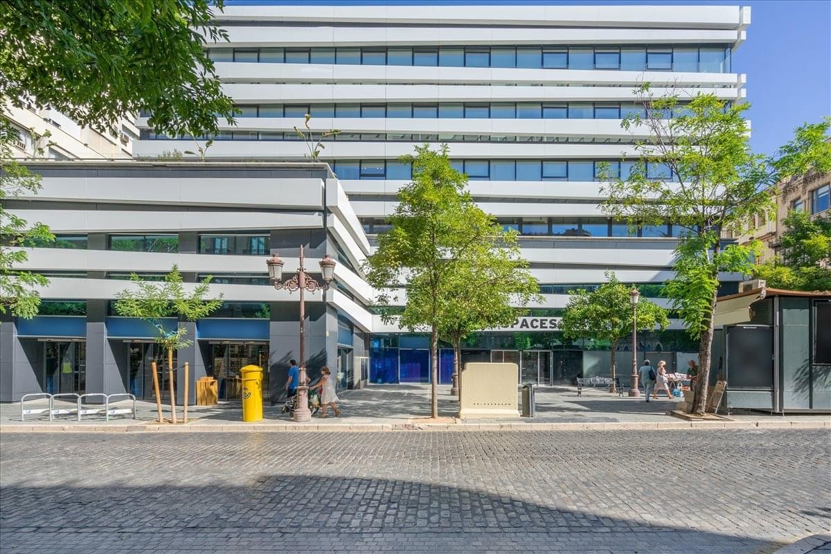 Exterior view of the contemporary white tiered building at Plaza de Villasís, 2, Seville.