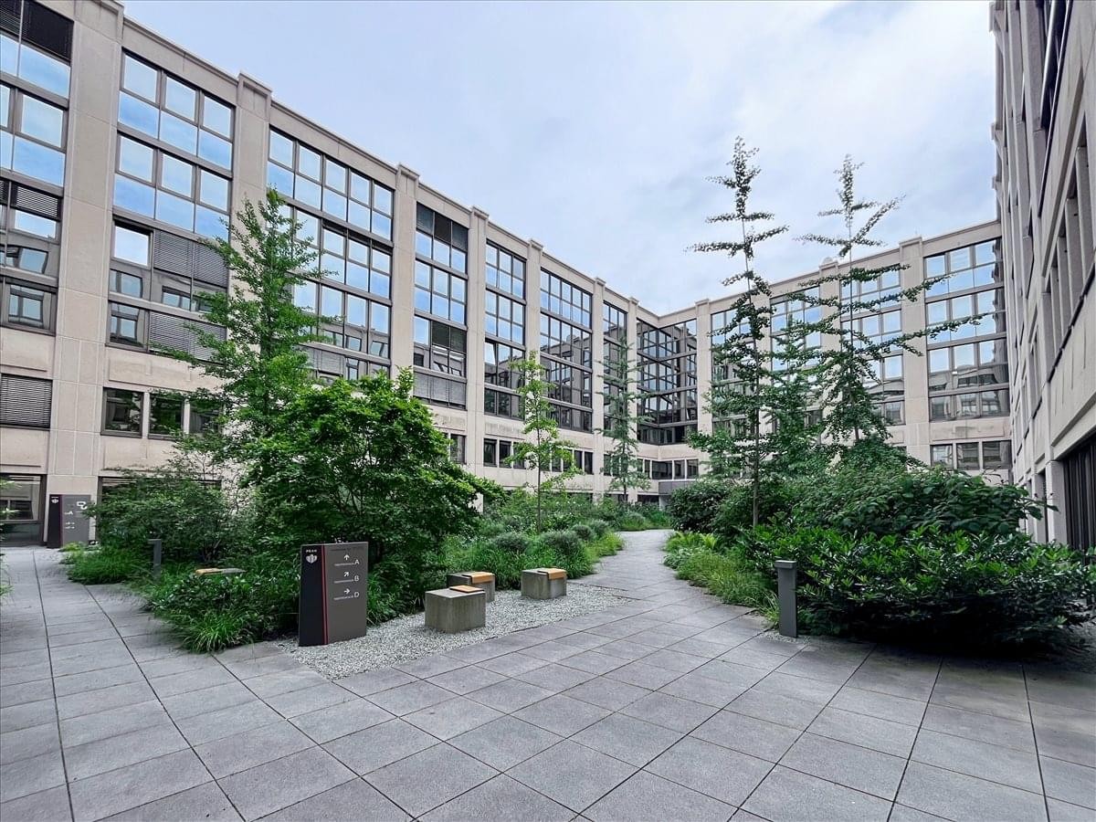 Exterior view of the modern office courtyard at Putzbrunner Str. 71-73.