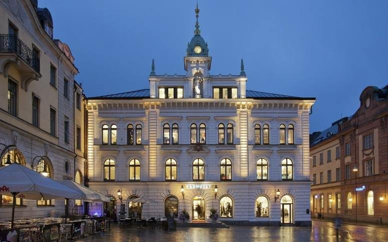Exterior view of the historic Rådhuset, Vaksalagatan 2 building at dusk.