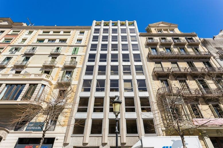 Exterior view of the historic and modern building facade at Rambla de Catalunya, 38.