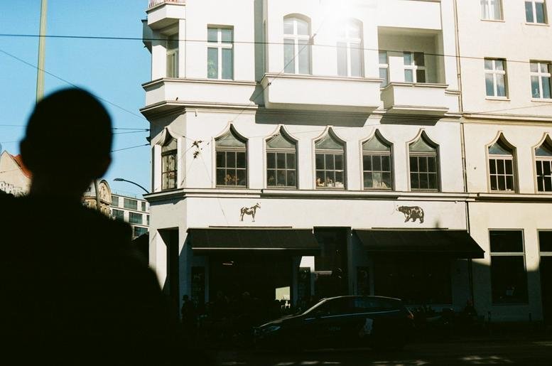 Exterior view of the ornate white facade at Rosenthaler Straße 72a.