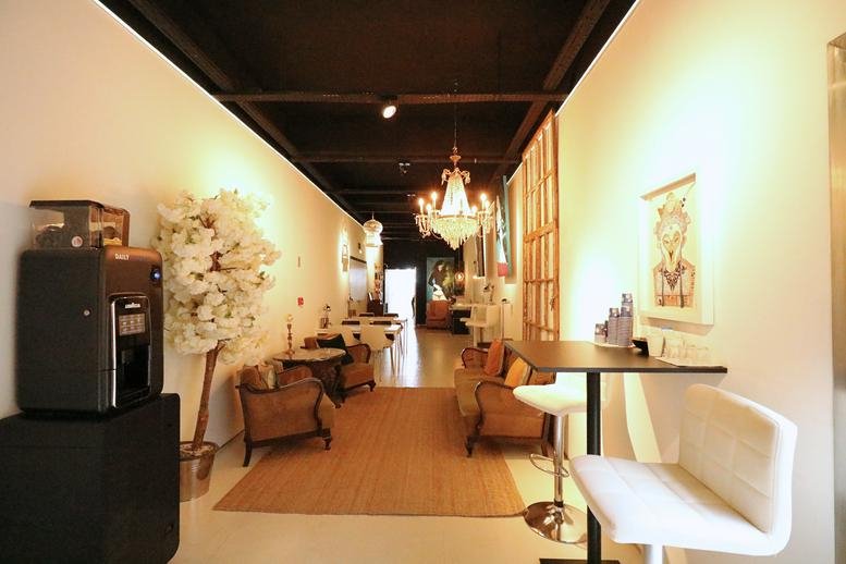 Chic entryway at Rua 2 da Matinha, Lote A, 5th Loft Floor featuring a coffee station and elegant chandelier.