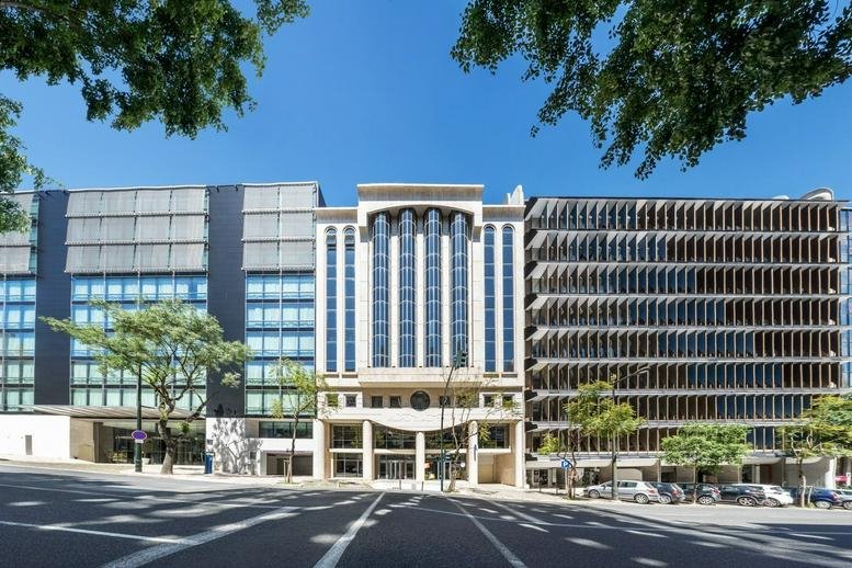 Exterior view of the multi-style building facade at Rua Castilho 52.