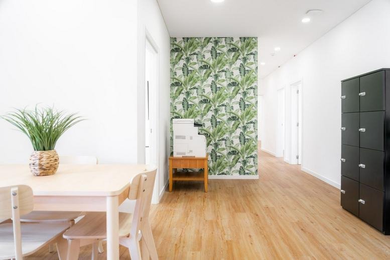 Bright common area at Rua Costa Pinto, 91, 1º Esqº, Cascais with leafy wallpaper and dining set.