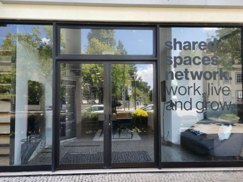 Street entrance to shared spaces network at Rua Do Campo Alegre, 774, Porto featuring glass doors.