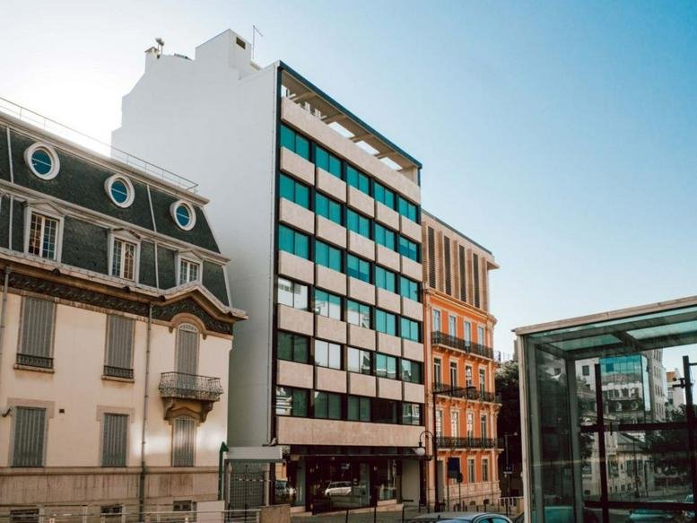 Exterior view of the white and glass building at Rua Mouzinho da Silveira 10.