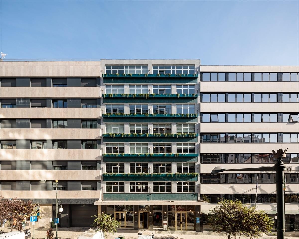 Exterior facade of the contemporary office building at Rua Mouzinho da Silveira 32.
