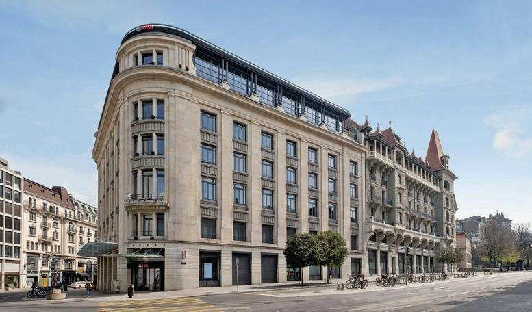 Grand historic exterior of the Hôtel de Banque featuring a curved facade and classic stonework.