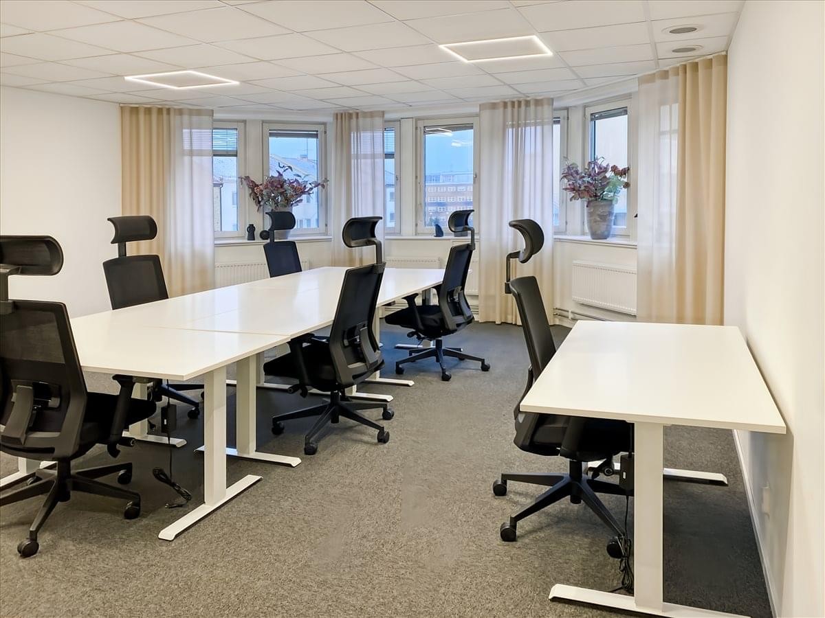 Spacious open-plan office with white desks and black ergonomic chairs at Södergatan 15, Helsingborg.