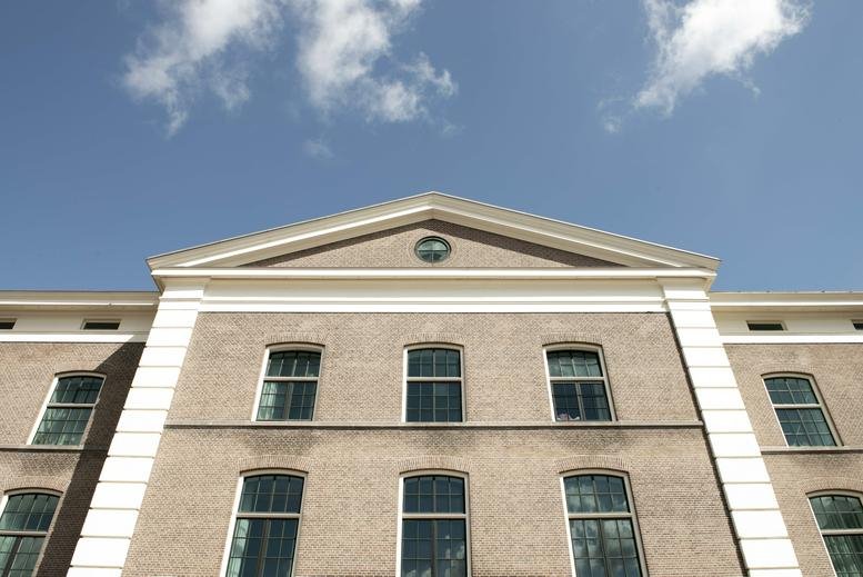 Exterior view of the classical stone facade at Sarphatistraat 370, Amsterdam.